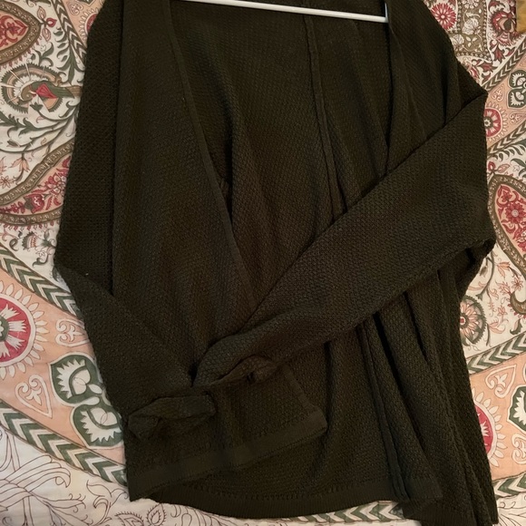 4 SWEATERS - Picture 3 of 4